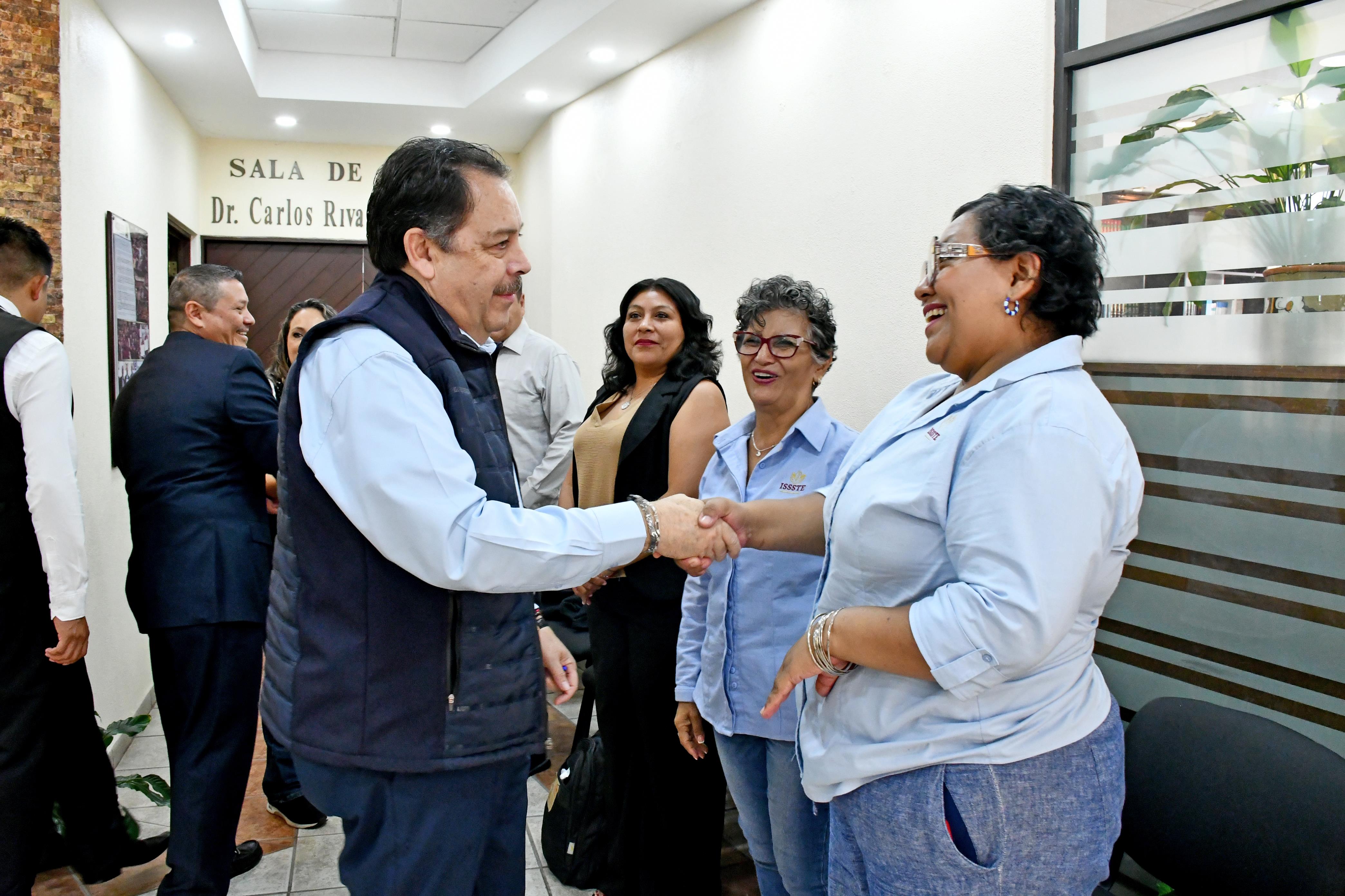 El Químico Roberto Javier Gómez Gómez saluda a integrantes del Comité Nacional Electoral y Secretarios Generales 